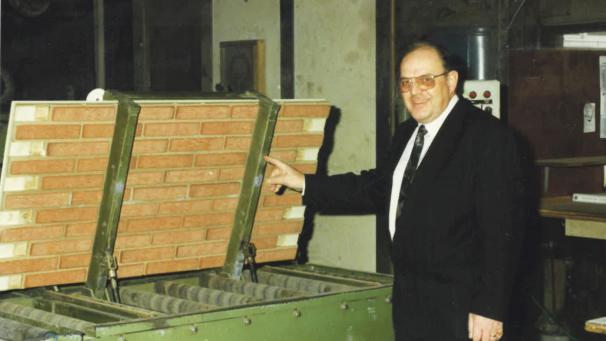 <p>Innovationsgeist und Unternehmertum zeichneten Ernst Genten aus: Die in mehreren Ländern patentierten Gebrik-Fassadenplatten wurden von dem jüngst verstorbenen Schoppener entwickelt.</p>
