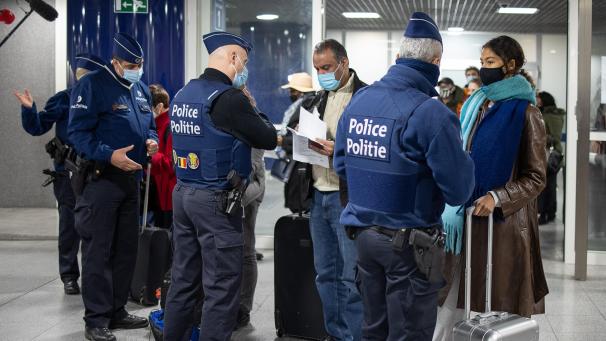 <p>Polizisten kontrollieren im Brüssel Südbahnhof die PLF-Dokumente von Passagieren, die mit dem Eurostar aus London angekommen sind.</p>