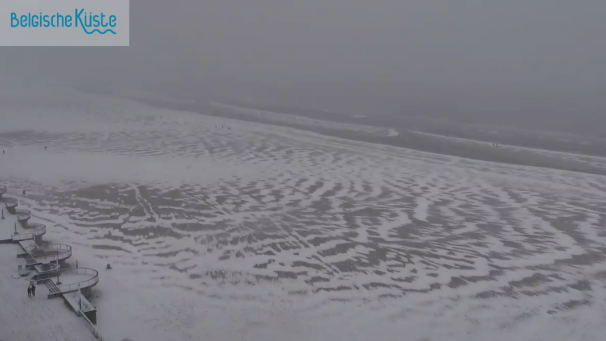 <p>Der Strand in Ostende ist mit einer dünnen Schneeschicht bedeckt.</p>