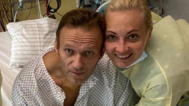 <p>Nawalny mit seiner Frau Julia am Krankenbett in der Charite in Berlin.</p>