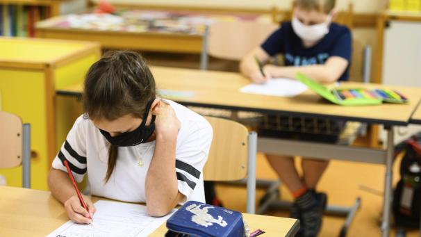 <p>Die Maskenpflicht in den Sekundarschulen der DG sorgt auch weiterhin für politischen Gesprächsstoff.</p>