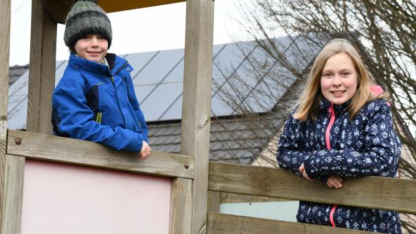 <p>Mathis Reuter (7) und Mia Köttgen (12) haben sich Gedanken darüber gemacht, wie man den Spielplatz „Am Kalkofen“ in Kettenis weiter verschönern kann – und ihre Ideen in einem Brief der Bürgermeisterin unterbreitet. Die war begeistert und hat sich der Sache angenommen.</p>