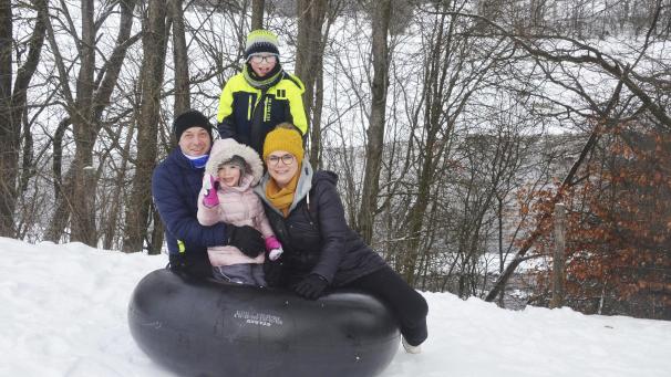 <p>Auf dem großen, aufblasbaren Reifen rutscht die ganze Familie mit Tempo den Berg hinunter.</p>
