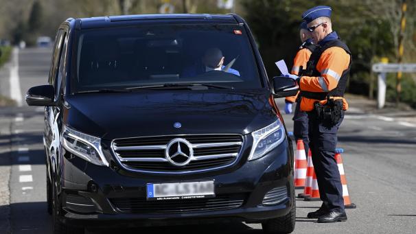 <p>Grenzkontrollen in der Gemeinde Kelmis beim ersten Corona-Lockdown im Frühjahr</p>