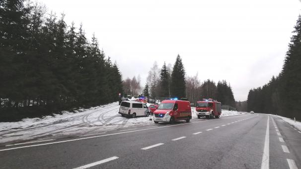 <p>Feuerwehr und Polizei mussten am Montagmorgen zur Kaiserbaracke. Hier stehen die Einsatzkräfte an der Pumpstation der Nato-Pipeline.</p>