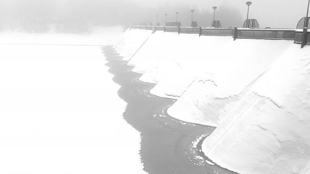 <p>Der Bütgenbacher See war am Wochenende stellenweise gefroren.</p>