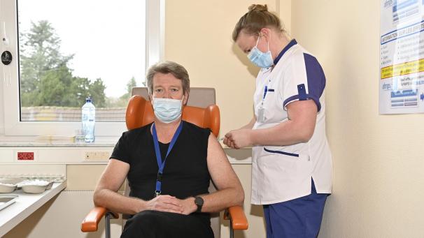 <p>Chefarzt Dr. Frédéric Marenne erhielt im Eupener Krankenhaus als Erster eine Corona-Impfung.</p>