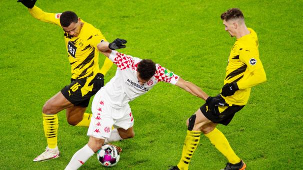 <p>Gegen Mainz kam der BVB trotz eines Tores von Thomas Meunier (r.) nicht über ein enttäuschendes 1:1 hinaus.</p>