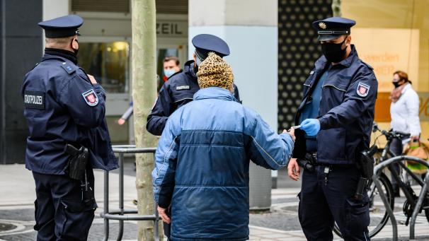 <p>Die Kontrolle der Corona-Regeln bedeutet für die Ordnungsämter eine hohe Belastung und viel Mehrarbeit. Doch auf der anderen Seite stehen durchaus hohe Bußgeldeinnahmen.</p>