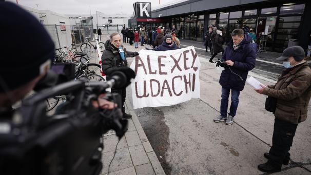 <p>Eine Anhängerin des Kremlgegners Nawalny steht am Flughafen BER.</p>