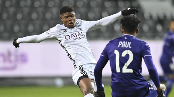 <p>Darf Edo Kayembe gegen Beerschot spielen oder ist er gesperrt?</p>