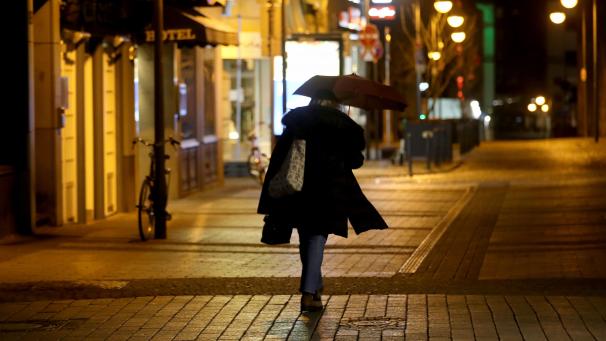 <p>Eine Frau geht am Morgen durch die Kölner Innenstadt. „Bei den Menschen hat sich mittlerweile eine Corona-Routine eingespielt“, sagt der Psychologe Stephan Grünewald.</p>