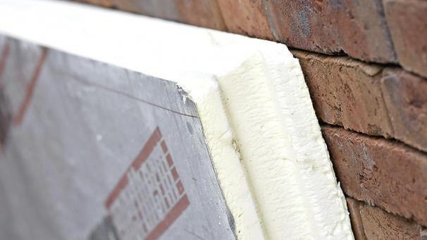 <p>Isolationsmaßnahmen an einem Haus: Das System der Energieprämien für Privatpersonen wird in der Deutschsprachigen Gemeinschaft reformiert. Foto: belga</p>