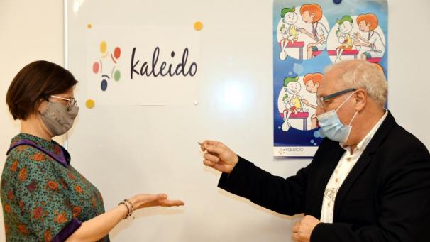 <p>Am Dienstag nahm Doris Falkenberg (l.) den symbolischen Schlüssel für die neuen Räume der Kaleido-Servicestelle in der Residenz Leoni in Kelmis entgegen.</p>