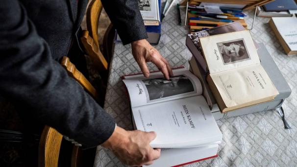 <p>Der Histoirker Eugeniusz Cezary Król mit Original und polnischer Übersetzung von „Mein Kampf“.</p>