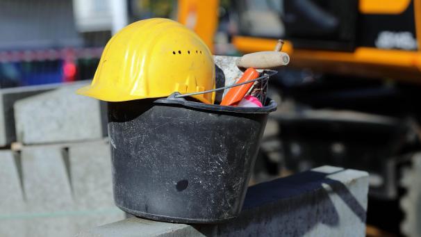 <p>Wegen Corona halten viele Menschen den Daumen auf den Geldbeutel. Das merkt auch die Baubranche.</p>