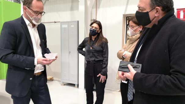 <p>Probieren geht über studieren: Willy Borsus (rechts) lässt sich die Weimat-Maske von Axel Weiss (l.) erklären. Aufmerksame Zuhörer sind die Regionalabgeordnete Christine Mauel (hinten) und Margit Veithen (rechts daneben) von OstbelgienInvest.</p>
