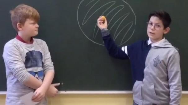 <p>Sam Rothheudt und Mathys Champenois haben in Partnerarbeit einen Kurzfilm zum Thema „Schwarze Löcher“ gedreht und wurden nun dafür ausgezeichnet.</p>