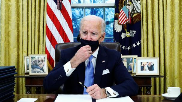 <p>US-Präsident Joe Biden während seiner ersten Amtshandlungen</p>