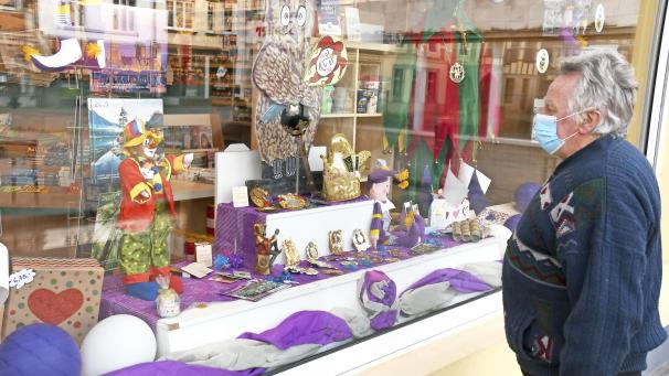 <p>Karnevalistisch präsentiert sich derzeit schon das Schaufenster von „Lollipop“ an der Borngasse. Die Gestaltung hat dort die KG Eulenspiegel übernommen.</p>