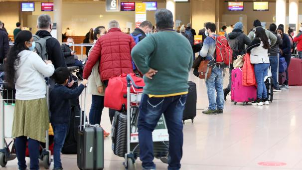 <p>Die Idee, nicht-essenzielle Reisen ins Ausland vorübergehend zu verbieten, gewinnt in den Reihen der Föderalregierung an Boden.</p>