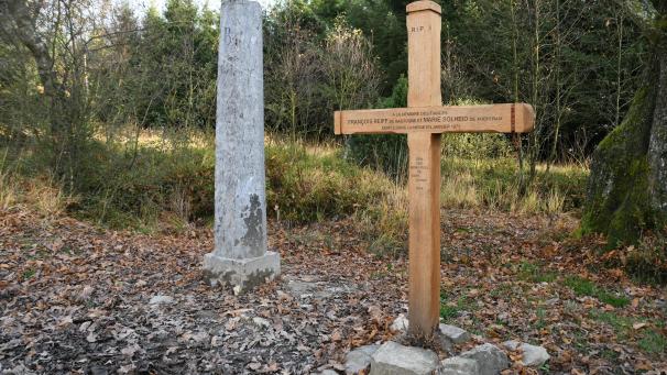 <p>Seit 1893 erinnert unweit von Baraque Michel das „Kreuz der Verlobten“ an das Schicksal von Marie Solheid und François Reiff, die vor genau 150 Jahren, am 22. Januar 1871, im Hohen Venn den Kältetod erlitten. Es steht neben dem früheren deutsch-belgischen Grenzstein 151 und wurde zuletzt 2019 durch das kulturelle Komitee Sart-Jalhay erneuert.</p>