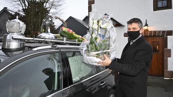 <p>Didier Löfgen wünscht sich im Namen der Angehörigen etwas mehr Spielraum bei Abschiedsfeiern und der Aufbahrung von Verstorbenen zu Hause. „So könnten emotionale Härtefälle vermieden werden“, sagt der 44-jährige Bestatter aus Amel.</p>