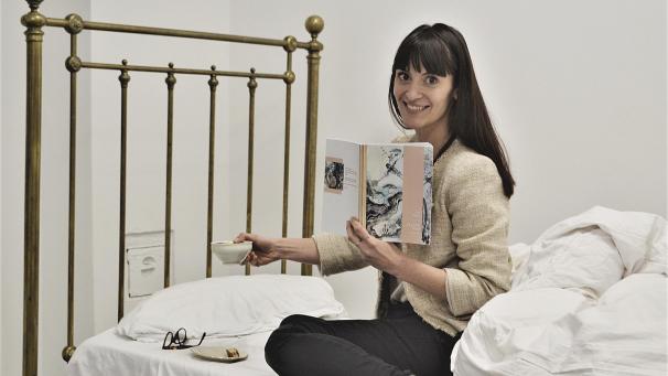 <p>Nora Huszka hat es sich gemütlich gemacht: Kuschelig eingemummelt liest sich das Buch „Flying Pages“ am besten.</p>