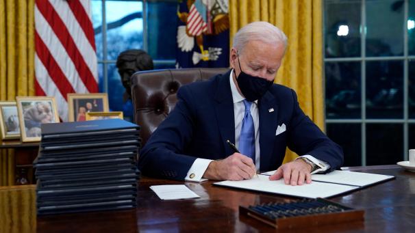 <p>17 Mal Rolle rückwärts: Zu Beginn seiner Amtszeit ändert Joe Biden viele wichtige Beschlüsse seines Vorgängers ab. So schnell wie kein Präsident vor ihm.</p>