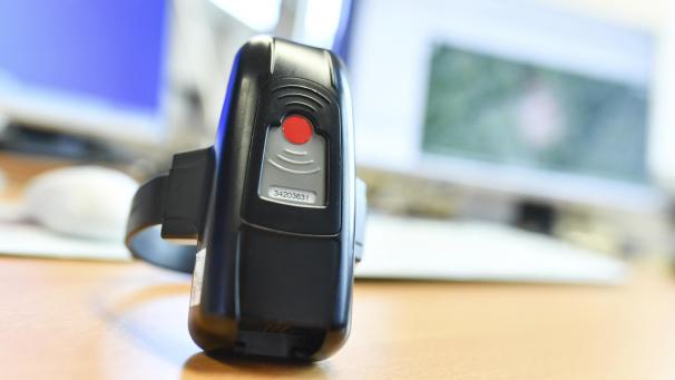 <p>Eine Fußfessel dient der Überwachung von Straftätern.</p>