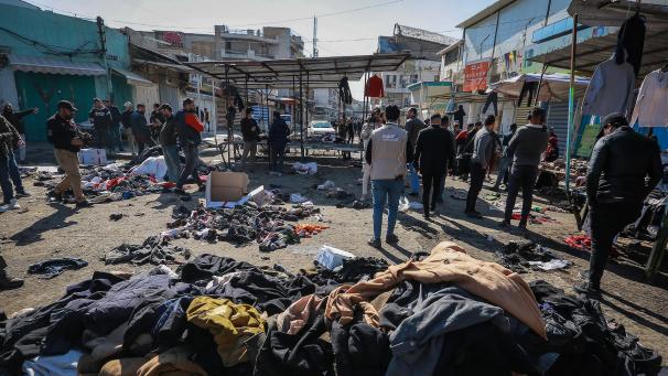 <p>Verkäufer inspizieren den Ort eines tödlichen Anschlags, ein Straßenmarkt für gebrauchte Kleidung im Stadtzentrum.</p>