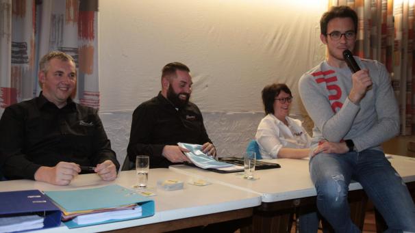 <p>Thierry Neuville und drei Vorstandsmitglieder seines Supporterclubs (v.l. Dirk Heinen, Mike Moutschen und Biggi Meyer) bei der Jahreshauptversammlung 2020 in Rodt.</p>