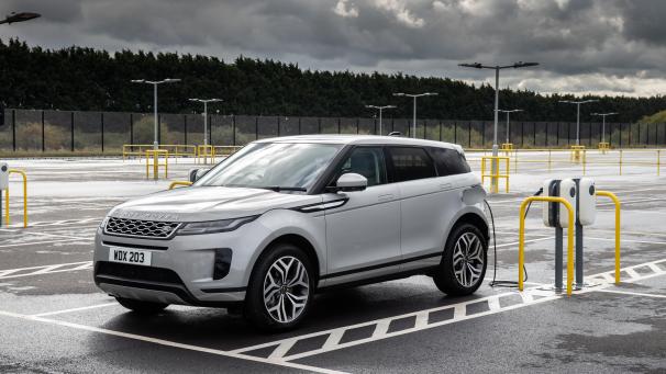 <p>Verschnaufen und Aufladen: Der Akku vom Range Rover Evoque mit Plug-in-Antrieb lässt sich naturgemäß auch mit Stecker aufladen.</p>