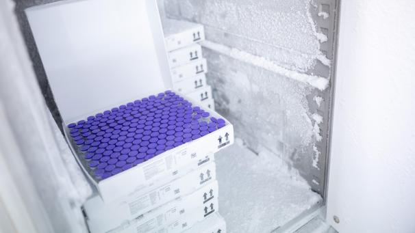 <p>Ampullen des Corona-Impfstoffs von Pfizer/Biontech liegen in einem Gefrierschrank.</p>