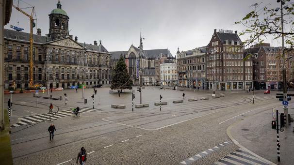 <p>Blick über den fast menschenleeren Dam-Platz im Zentrum von Amsterdam. Die Niederlande befinden sich bereits seit Mitte Dezember im Lockdown und führen jetzt erstmals eine Ausgangssperre ein.</p>