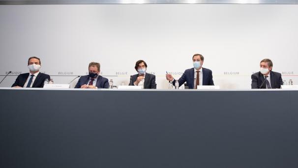 <p>Premier Alexander De Croo (2.v.r) tauscht sich heute mit seinen Regierungskollegen darüber aus, wie sich die Coronalage in Belgien entwickelt hat.</p>