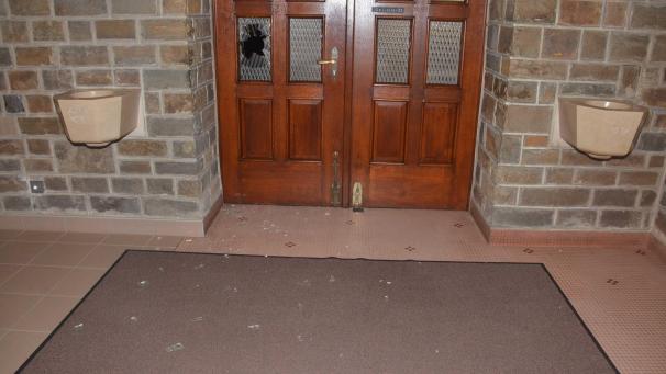 <p>Das beschädigte Hauptportal der Kirche in Weywertz</p>