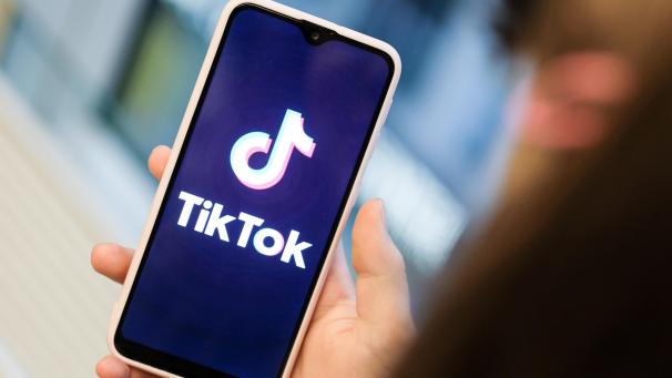 <p>Tiktok ist eine Videoplattform, auf der man bis zu 60 Sekunden kurze Videos anschauen oder selbst hochladen kann.</p>