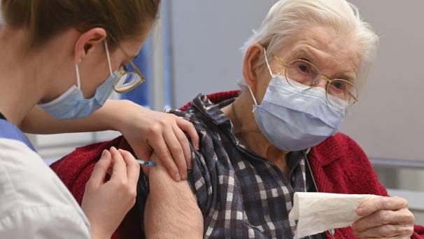 <p>Corona-Impfung im Seniorenheim von Landenne (Provinz Namur).</p>