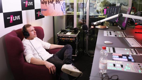 <p>Daniel Danger, alias Daniel Schlipf, Moderator und Reporter des Hörfunksenders 1Live, telefoniert im Radiostudio bei 1Live.</p>