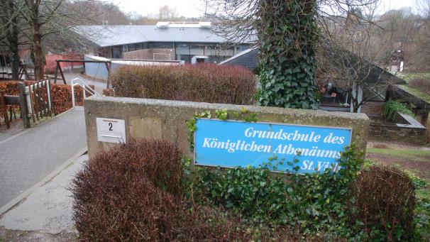 <p>Nachdem die Zahl der nachgewiesenen Infektionen am Donnerstag bis auf elf angestiegen war, werden alle Kinder und Personalmitglieder der Grundschule und des Kindergartens des Königlichen Athenäums St.Vith (Foto) an diesem Samstag auf das Coronavirus getestet. Am kommenden Samstag wird die Testserie für alle negativ getesteten Personen wiederholt.</p>