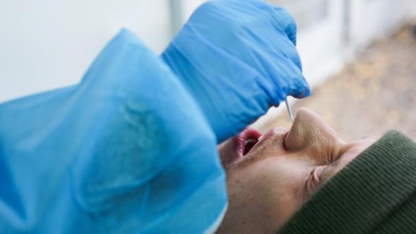 <p>Während die Krankenhausaufnahmen zunehmen, werden weniger Neuinfektionen registriert.</p>