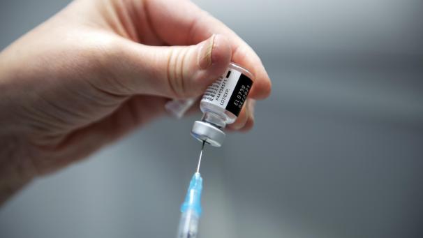 <p>400 Impfdosen wird Pfizer im Laufe der kommenden Wochen in die Deutschsprachige Gemeinschaft liefern.</p>