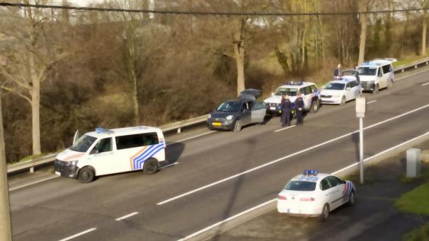 <p>Mehrere Polizeifahrzeuge waren bei der Suche nach den Ladendieben im Einsatz.</p>