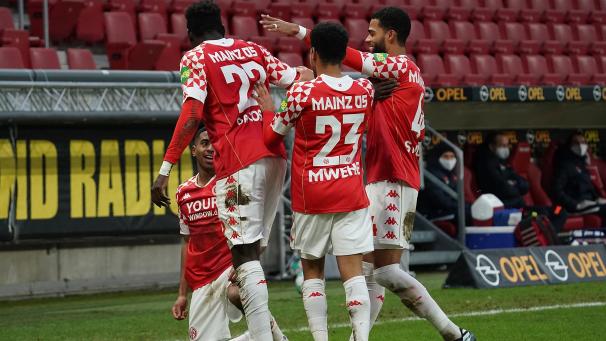 <p>Der Mainzer Leandro Barreiro Martins (l-r) freut sich über sein Tor zum 3:2 mit Danny da Costa, Phillipp Mwene, Jeremiah St. Juste.</p>