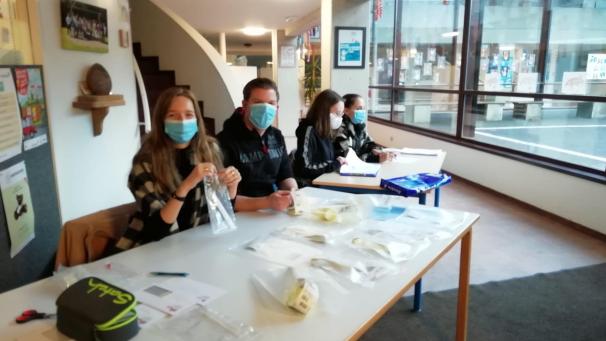 <p>Gute Laune bei der Corona-Testserie am Samstag in der Grundschule des Kgl. Athenäums St.Vith</p>