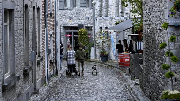 <p>Touristen streifen im November durch Durbuy.</p>