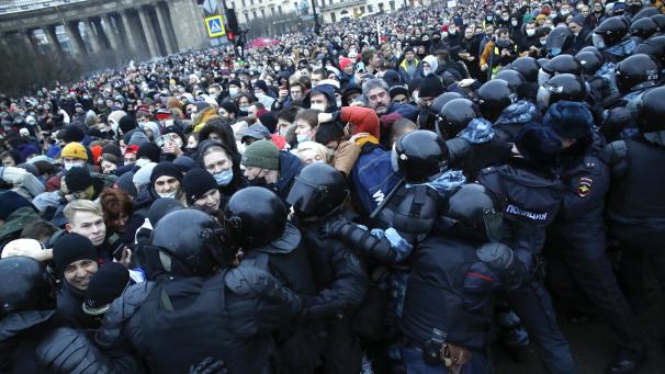<p>Polizisten stoßen mit Demonstranten zusammen, die gegen die Inhaftierung des Oppositionsführers Nawalny protestieren.</p>
