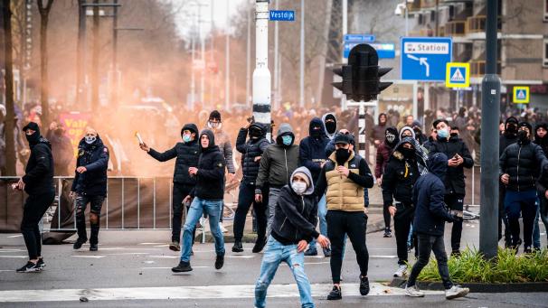 <p>Demonstranten werfen auf einer Straße mit Steinen. Mehrere hundert Menschen haben am Wochenende vor dem Bahnhof von Eindhoven gegen die aktuelle Corona-Politik demonstriert.</p>