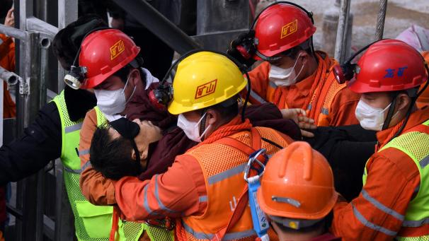 <p>Zwei Wochen nach einem Grubenunglück im Osten Chinas wird ein verschütteter Bergmann aus der Goldmine geborgen.</p>